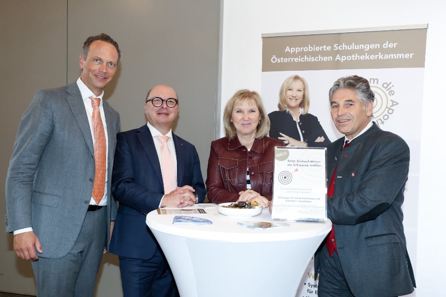 Gruppenfoto: Martina Petz mit dem Präsidium des Apothekerverbandes